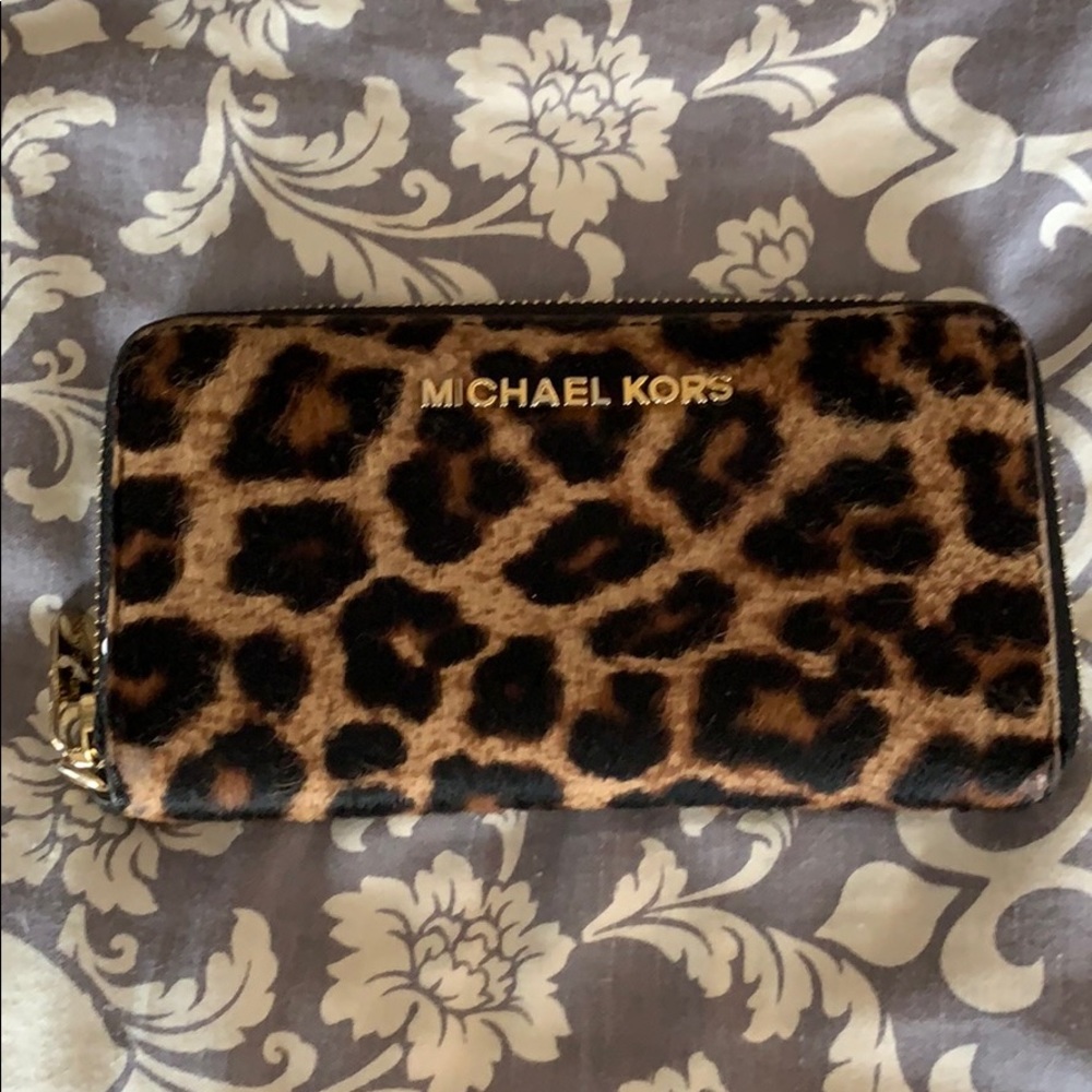Michael Kors zipper close wallet 🐆 leopard print